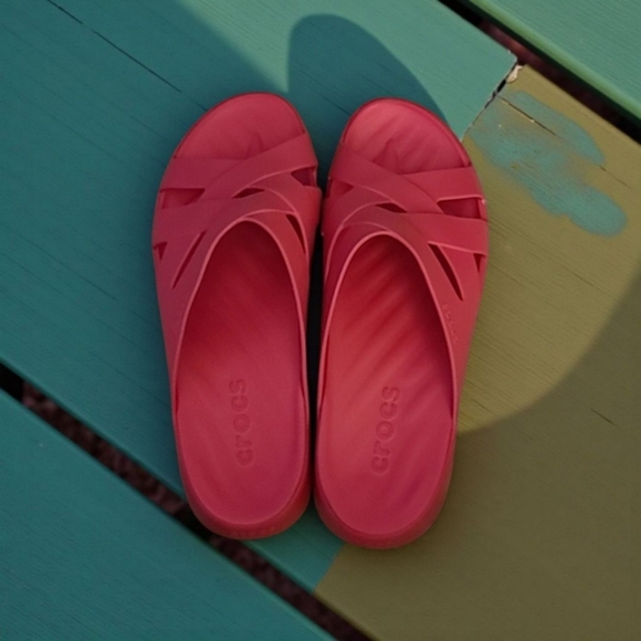 NWOT Size 11 Women's CROCS Vibrant Pink Sandals - Picture 2 of 8